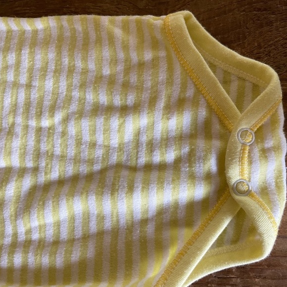Unisex Onesie 0- 3 months baby yellow stripes newborn - Picture 2 of 2